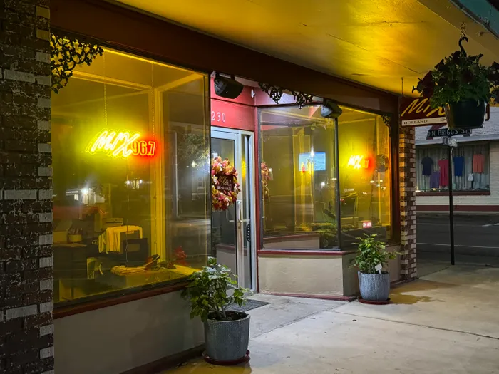 CustomBannersNow.Com - Artwork Neon Sign