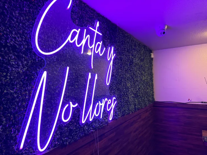 CustomBannersNow.Com - Custom Neon Sign