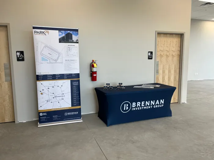 CustomBannersNow.Com - Custom Round Table Covers